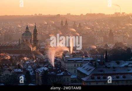 Wintermorgen im Stadtteil Mala Strana - historischer Teil von Prag, Tschechische Republik. St. Nikolaikirche. Sonnenaufgang. Blick vom Strahov Kloster. Stockfoto