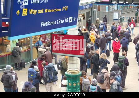 Passagiere, die in Edinburgh Waverley auf Züge warteten, waren mit Störungen im gesamten Eisenbahnnetz aufgrund des Sturms Isha konfrontiert. ScotRail-Dienste wurden ausgesetzt und grenzüberschreitende Dienste wurden verspätet. Bilddatum: Montag, 22. Januar 2024. Stockfoto