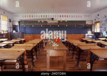 Das Innere eines großen Klassenzimmers im Amish Country in Lancaster, Pennsylvania um 1975. Stockfoto