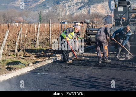 Straßenbaustelle Stockfotos, Verlegen neuer Asphaltoberfläche, Hochleistungsmaschinen, Bauarbeiter, Straßenbauarbeiten Stockfoto