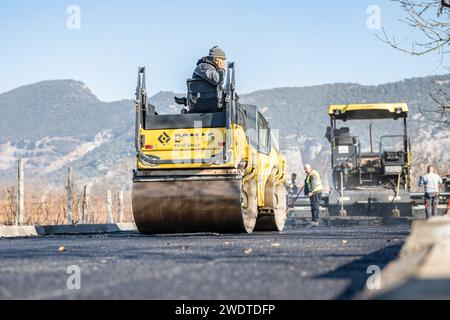 Straßenbaustelle Stockfotos, Verlegen neuer Asphaltoberfläche, Hochleistungsmaschinen, Bauarbeiter, Straßenbauarbeiten Stockfoto