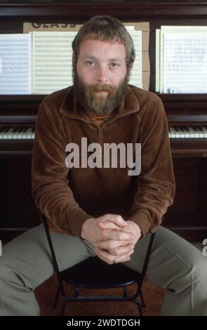 Porträt des Jazz-Bassisten Dave Holland in seinem Heimstudio in New York. Stockfoto