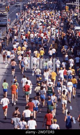 Eine ungewöhnliche Ansicht der Läufer auf der 4th Avenue in Bay Ridge, Brooklyn, von oben gesehen auf dem Gowanus Expressway. Vom NYC Marathon 1981 Stockfoto