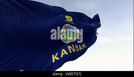 Nahaufnahme der Flagge von Kansas, die an einem klaren Tag im Wind winkt. Kansas ist ein Bundesstaat im Mittleren Westen der USA. 3D-Darstellung. Gekräuseltes Fa Stockfoto