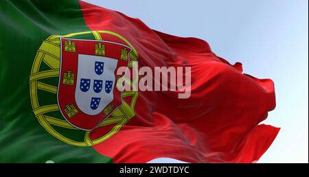 Nahaufnahme der portugiesischen Nationalflagge, die an einem klaren Tag im Wind winkt. Die Portugiesische Republik ist ein Mitgliedstaat der Europäischen Union. 3D-Abbildung Stockfoto