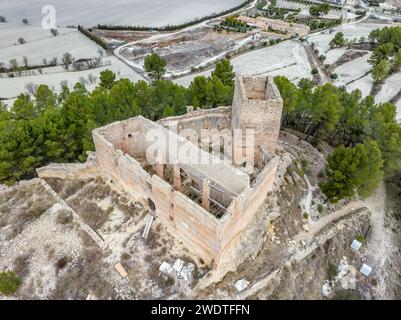 Luftaufnahme der Burg Barxell in der Gemeinde Alcoy, Alicante, Spanien. Mittelalterliches Gebäude aus dem 13. Jahrhundert, das auf einem felsigen Hügel steht Stockfoto