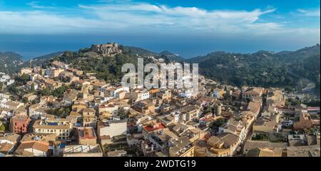 Überreste einer Burg aus dem 16. Jahrhundert auf einem bewaldeten Hügel mit Panoramablick auf das Mittelmeer an der Costa Brava Spanien Stockfoto