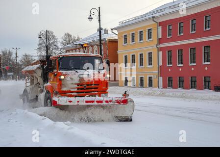 RYBINSK, RUSSLAND - 01. JANUAR 2024: Schneepflug im historischen Zentrum der Stadt. Rybinsk, Region Jaroslawl Stockfoto