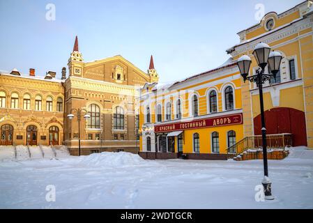 RYBINSK, RUSSLAND - 01. JANUAR 2024: Alte Häuser auf dem Roten Platz, Rybinsk. Region Jaroslawl, Russland Stockfoto
