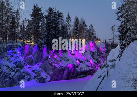 RUSKEALA, RUSSLAND - 20. JANUAR 2024: Winterabend im alten Marble Canyon. Ruskeala Mountain Park. Karelien Stockfoto