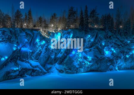 RUSKEALA, RUSSLAND - 20. JANUAR 2024: Winterabend im alten Marble Canyon. Ruskeala Mountain Park. Karelien, Russland Stockfoto