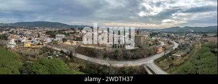 Blick aus der Vogelperspektive auf die mittelalterliche Burg der Stadt Calonge mit innerem Garnisonhof, umgeben von Mauern, Zinnen und alten Turm, Wohnpalast Stockfoto