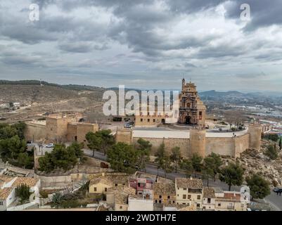 Luftaufnahme der Caravaca de la Cruz in Murcia, Südosten Spaniens. Ein wichtiger Wallfahrtsort, der von der Basilika-Schrein von Vera Cruz mit barocker Fassade dominiert wird Stockfoto