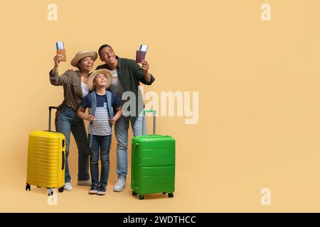 Glückliche Familie, die zusammen reist, Pässe und Tickets vorzeigt Stockfoto