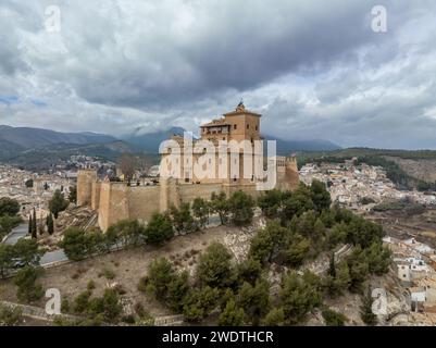 Luftaufnahme der Caravaca de la Cruz in Murcia, Südosten Spaniens. Ein wichtiger Wallfahrtsort, der von der Basilika-Schrein von Vera Cruz mit barocker Fassade dominiert wird Stockfoto