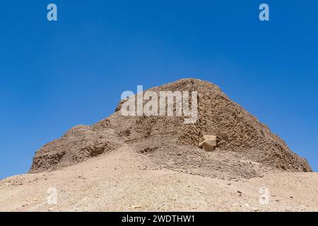 Ägypten, Region Fayum, El Lahun, Pyramide von Sesostris II., Ziegelsteine verstärkt durch harte Steinstrukturen. Stockfoto