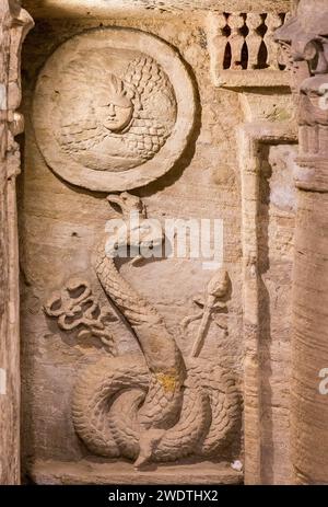 KOM el Shogafa Nekropole, Hauptgrab, zweiter Portikus: Agathodaemon-Schlange mit Caducaeus- und Thyrsos-Zeptern und Medusa-Kopf. Stockfoto