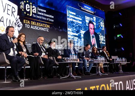 Krakau, Polen. Januar 2024. Vertreter der regionalen europäischen Gemeinschaft sprechen vor dem Symposiumspublikum der European Jewish Association im Konferenzzentrum des Hilton Hotels in Krakau vor dem 79. Jahrestag der Befreiung von Auschwitz in Krakau, Polen am 22. Januar 2024. Das Symposium konzentriert sich auf den Aufstieg des Antisemitismus in Europa nach dem brutalen Angriff auf Israel vom 7. Oktober 2023 und der wahllosen militärischen Reaktion Israels auf Palästinenser. (Foto: Dominika Zarzycka/SIPA USA) Credit: SIPA USA/Alamy Live News Stockfoto