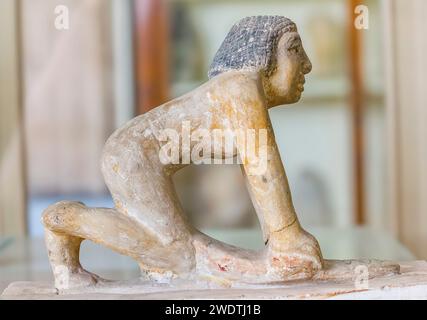 Ägyptisches Museum Kairo, Modellstatuette eines Dieners, der Körner mit einem runden Stein zerquetscht. Stockfoto