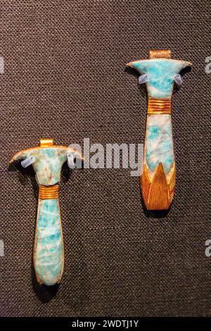 Ägypten, Kairo, Tutanchamon Schmuck, aus seinem Grab in Luxor : 2 Amulette in Form einer Wadj-Säule oder eines Papyrus. Stockfoto