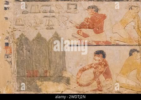 Ägypten, Sakkara, Grab von Ty, Bäckerei Szenen : Machen Sie Getreide in einem Speicher, unter der Aufsicht eines Schreibers. Stockfoto