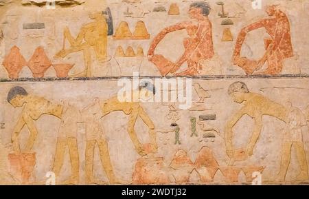 Ägypten, Sakkara, Grab von Ty, Bäckerei Szenen : Kneten Sie den Teig, gießen Sie ihn mit Sauerteig in den Mini-Öfen, schlagen Sie die Öfen, um Brot fallen zu lassen, nach dem Backen. Stockfoto