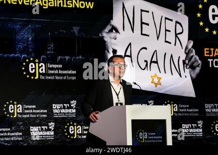 Krakau, Polen. Januar 2024. EJA-Geschäftsführer Jorgos Papadakis spricht vor dem Publikum des Symposiums der European Jewish Association im Konferenzzentrum des Hilton Hotels in Krakau vor dem 79. Jahrestag der Befreiung von Auschwitz in Krakau, Polen am 22. Januar 2024. Das Symposium konzentriert sich auf den Aufstieg des Antisemitismus in Europa nach dem brutalen Angriff auf Israel vom 7. Oktober 2023 und der wahllosen militärischen Reaktion Israels auf Palästinenser. (Foto: Dominika Zarzycka/SIPA USA) Credit: SIPA USA/Alamy Live News Stockfoto