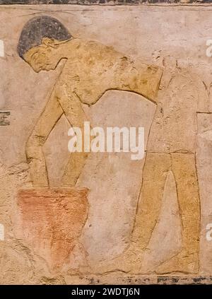 Ägypten, Sakkara, Grab von Ty, Bäckerei Szenen : Kneten Sie den Teig. Stockfoto