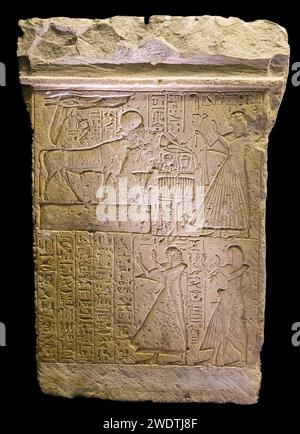 Ägypten, Sakkara, Serapeum, Bulle APIs Stele mit Prinz Merenptah. Stockfoto