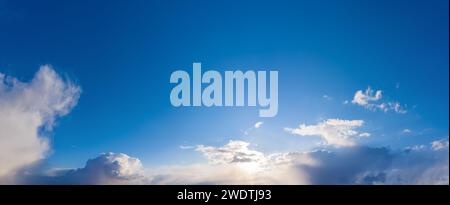 Wunderschönes Himmelspanorama mit weißen Wolken an einem sonnigen Tag. Stockfoto