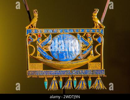 Ägypten, Kairo, Ägyptisches Museum, Begräbnis von Tschetschonq II, Tanis: Pectoral seines Vaters Tschetschenonq I., der den Sonnengott auf einer Sonnenbarke darstellt. Stockfoto