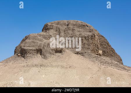 Ägypten, Region Fayum, El Lahun, Pyramide von Sesostris II., Ziegelsteine verstärkt durch harte Steinstrukturen. Stockfoto