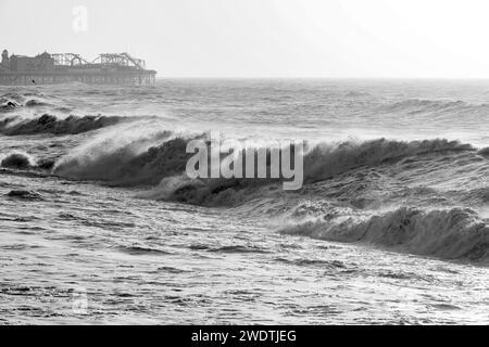 Brighton Beach, Stadt Brighton & Hove, East Sussex, Großbritannien. Der Brighton Beach, der von Sturm Isha bei Flut von Sturm Isha erschüttert wird und die Südküste von Brighton & Hove trifft. Januar 2024. David Smith/Alamy Live News Stockfoto