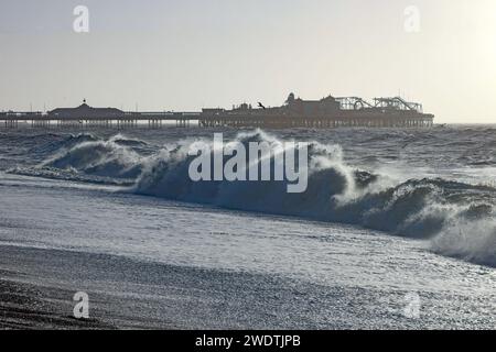 Brighton Beach, Stadt Brighton & Hove, East Sussex, Großbritannien. Der Brighton Beach, der von Sturm Isha bei Flut von Sturm Isha erschüttert wird und die Südküste von Brighton & Hove trifft. Januar 2024. David Smith/Alamy Live News Stockfoto