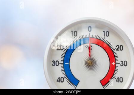 Nahaufnahme eines Außenthermometers mit Celsius-Skala zeigt die Temperatur des Gefrierpunkts an Stockfoto