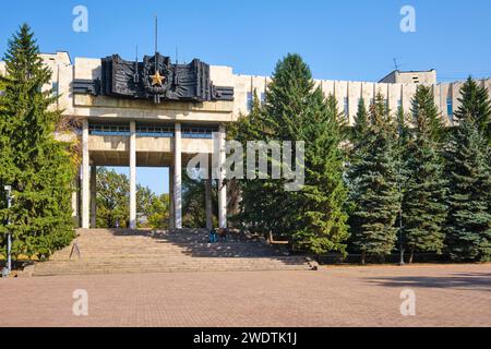 Ein Beispiel für sowjetische, russisch-sozialistische, modernistische Handelsarchitektur. Mit einem großen, bronzenen Siegel, Wappen-Skulptur und goldenem Stern. Beim Militär Stockfoto