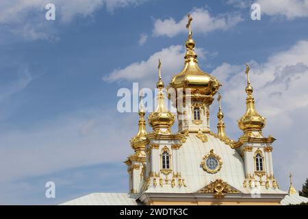Diese wunderschöne Kirche befindet sich in der Petergof St. Petersburg Russland. Sie wurde 1747-1751 von Rastrelli erbaut Stockfoto