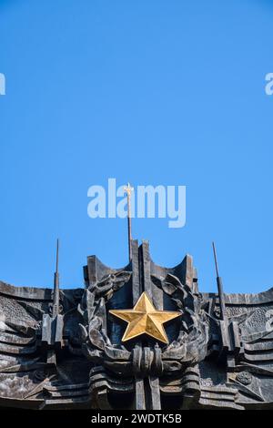 Eine bronzene sozialistische, modernistische sowjetische Skulptur aus der russischen Ära, Fries, Siegel, Wappen mit goldenem Stern. Im Militärhistorischen Museum des Ministeriums von DEF Stockfoto