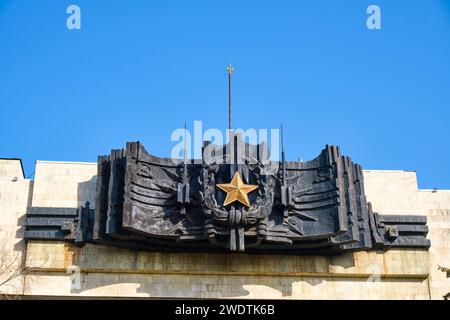 Eine bronzene sozialistische, modernistische sowjetische Skulptur aus der russischen Ära, Fries, Siegel, Wappen mit goldenem Stern. Im Militärhistorischen Museum des Ministeriums von DEF Stockfoto