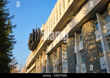 Fassade und eine Bronze-sozialistische, modernistische sowjetische, russische Ära-Skulptur, Fries, Siegel, Wappen mit goldenem Stern. Im Militärhistorischen Museum der Th Stockfoto