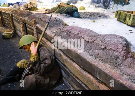 Detail eines sowjetischen russischen Soldaten, der in einem ausgegrabenen Graben Deckung sucht. Teil eines Dioramas für den Großen Vaterländischen Krieg, 2. Weltkrieg. Bei der Militärgeschichte Mus Stockfoto