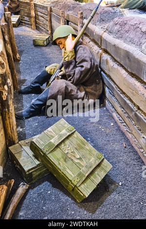 Detail eines sowjetischen russischen Soldaten, der in einem ausgegrabenen Graben Deckung sucht. Teil eines Dioramas für den Großen Vaterländischen Krieg, 2. Weltkrieg. Bei der Militärgeschichte Mus Stockfoto