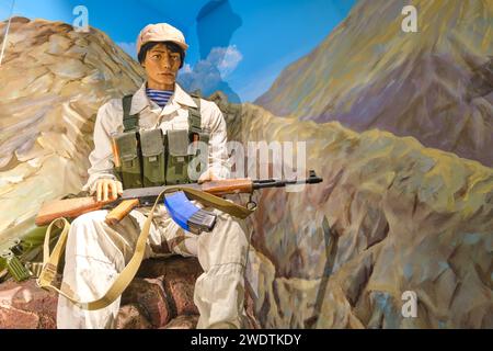 Beispiel eines typischen modernen kasachischen Soldaten in alltäglicher Uniform, Ermüdung. Im Militärhistorischen Museum des Verteidigungsministeriums von Kasachisch Stockfoto