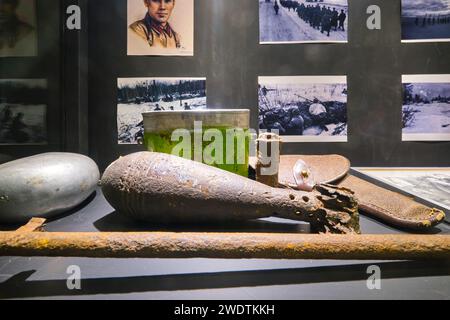 Eine Ausstellung mit einer rostfreien Bombe und anderen militärischen Gegenständen. Im Militärhistorischen Museum des Verteidigungsministeriums Kasachstans im Panfilov-Park Stockfoto