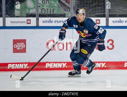 Kapitaen Patrick Hager (EHC Red Bull Muenchen, #52). EHC Red Bull München gegen Fischtown Pinguins Bremerhaven, Eishockey, DEL, 40. Spieltag, Saison 2023/2024, 21.01.2024. Foto: Eibner-Pressefoto/Heike Feiner Stockfoto