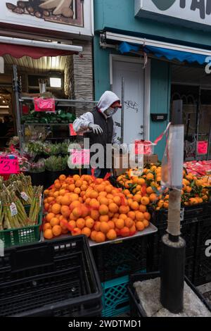 Ein Straßenmarkt produziert Hersteller mit Masken East Toronto Ontario Kanada Stockfoto