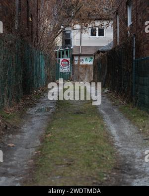 A Schild „nicht einsteigen“ am Ende einer überwachsenen Gasse in Toronto, Ontario, Kanada Stockfoto