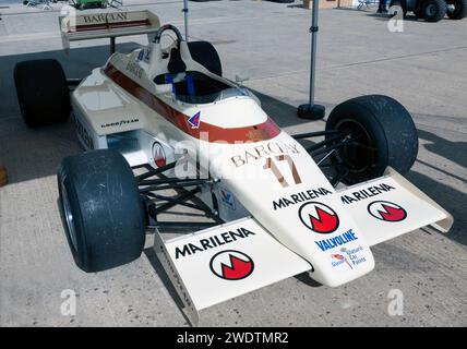 Dreiviertel-Vorderansicht eines Formel-1-Wagens in weiß, 1983, Pfeile A6, ausgestellt auf dem Silverstone Festival 2023 Stockfoto