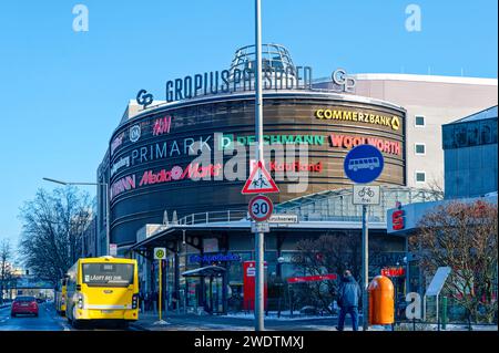 Berlin, Deutschland - 19. Januar 2024: Werbefläche mit unterschiedlichen Firmennamen und Logos an der Fassade eines Einkaufszentrums im Süden Berlins Stockfoto