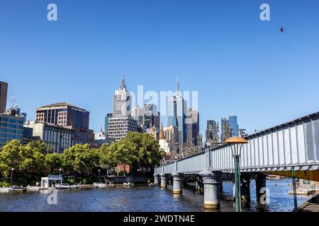 Melbourne, Australien - 20. Januar 2023: Stadtansicht von Melbourne mit der Sandridge Bridge über den Yarra River, Melbourne, Victoria, Austr Stockfoto